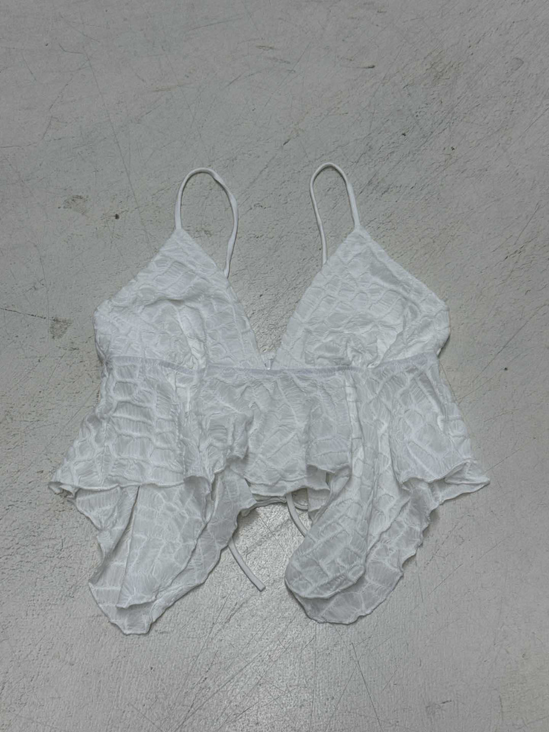 Damen verspieltes Crop-Top mit eleganten Rüschendetails Echo Archiv