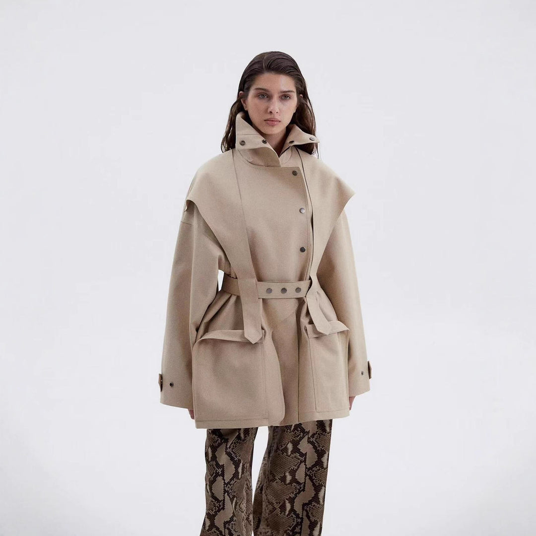 Damen Taillierte Übergangsjacke mit Stehkragen, Schultercape und Bindegürtel Echo Archiv