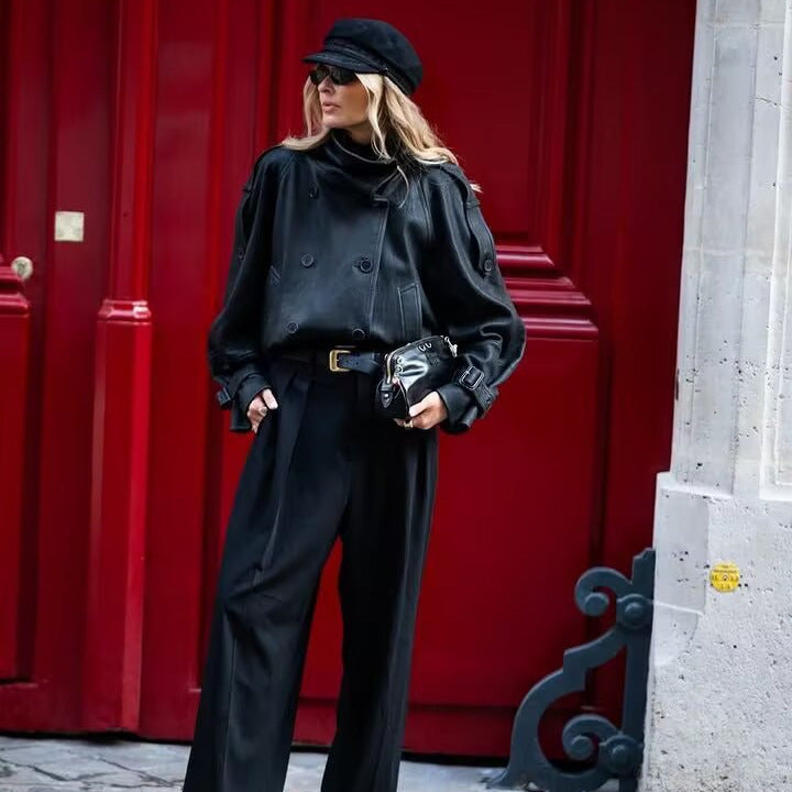 Damen Kurz‑Cape‑Trenchcoat aus veganer Lederoptik mit hohem Stehkragen und Schnallenärmeln Echoarchiv