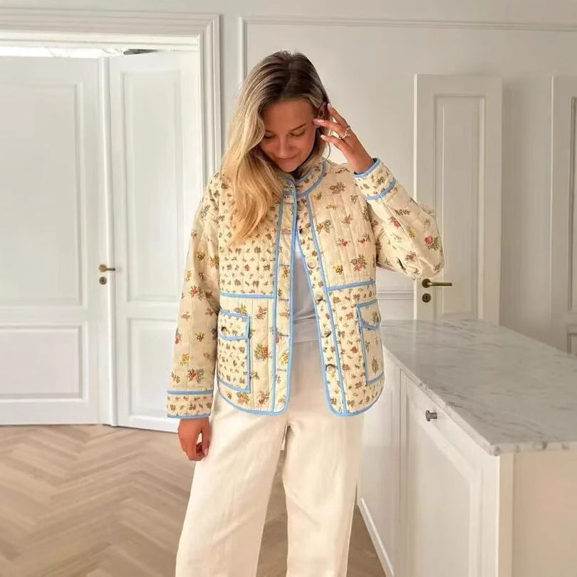 Damen gesteppte Boxy-Jacke mit floralem Alloverprint, kontrastierender Paspel und aufgesetzten Klappentaschen – Célinea