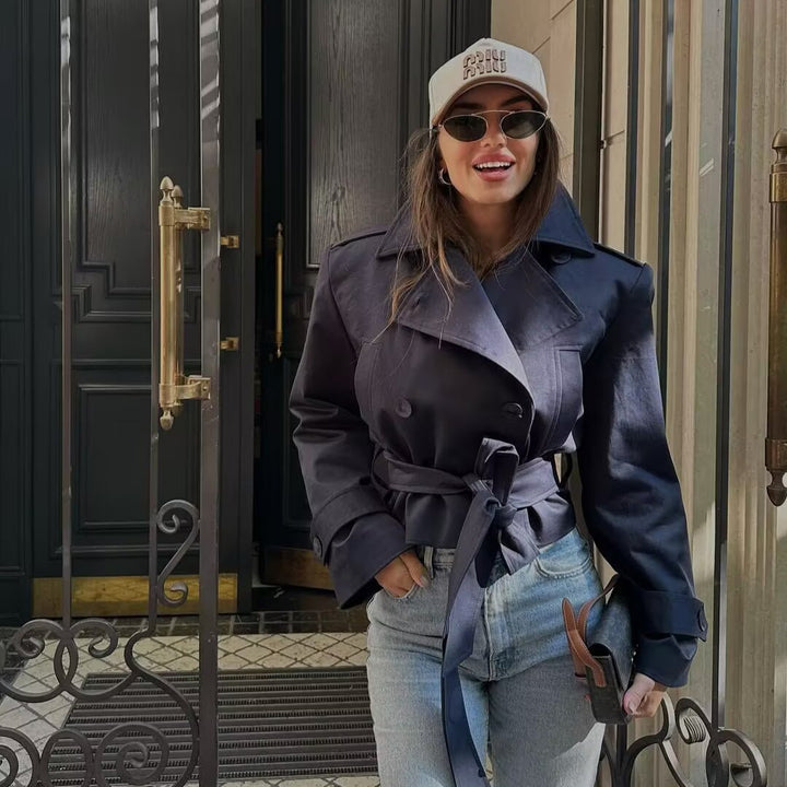 Damen nan kurz geschnittene Trenchjacke mit weitem Revers, doppelreihiger Knopfleiste und Schleifenbund Echo Archiv