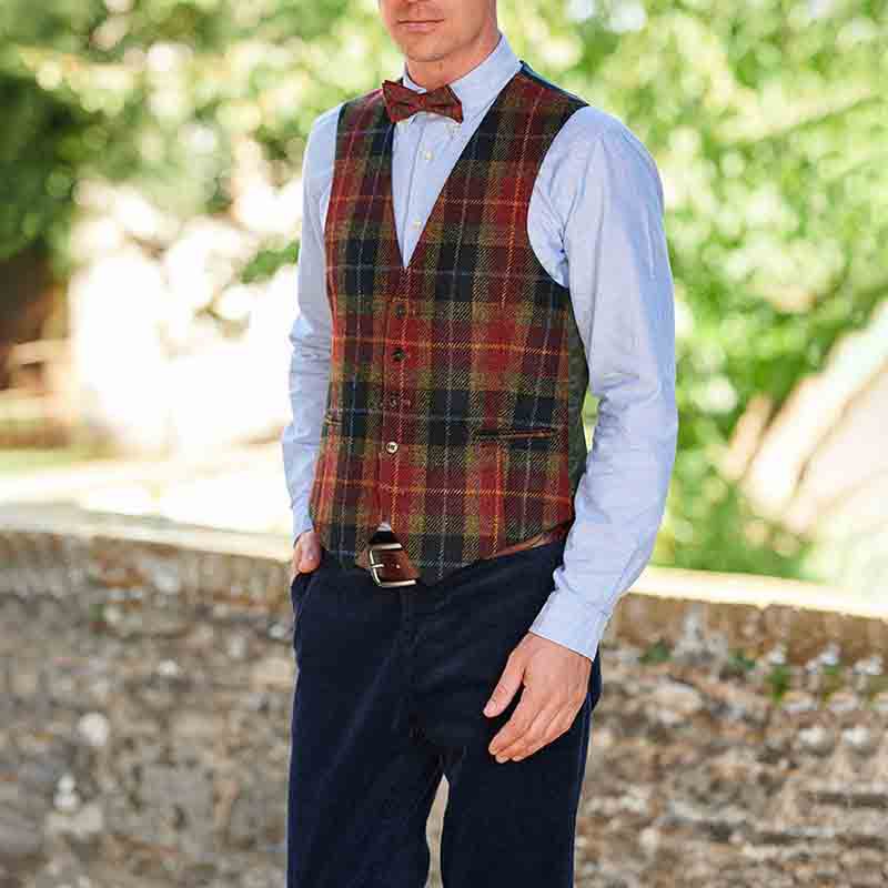 Herren elegante Karo-Weste aus feinstem Stoff mit effektvollem Schnitt Echoarchiv
