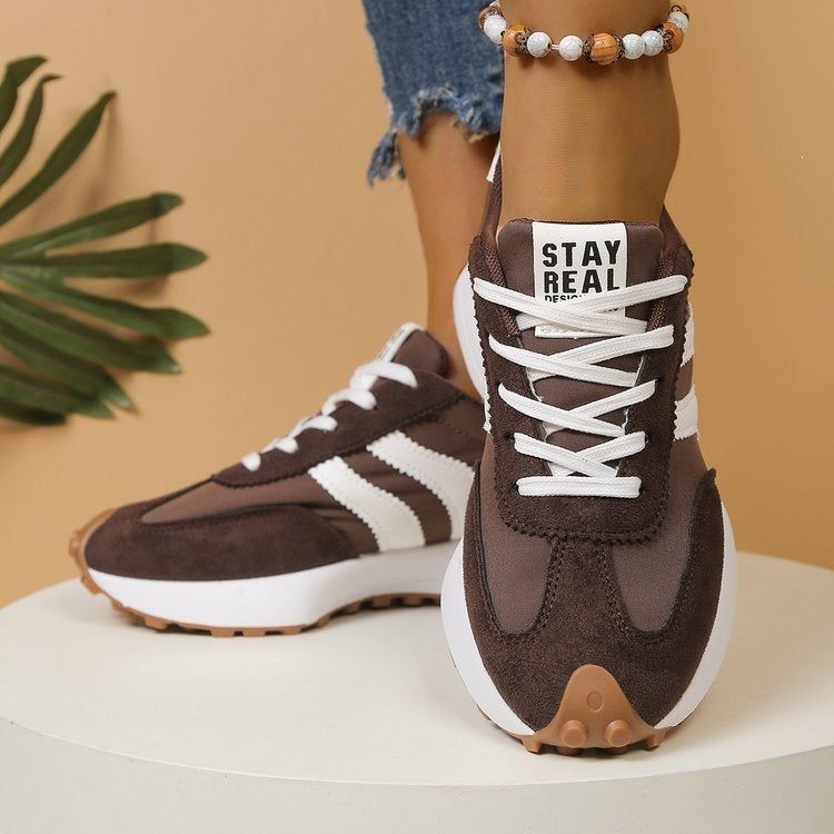 Damen Retro-Plateau-Sneaker mit Veloursoberfläche, dekorativen Zierstreifen und profilierter Traktionssohle – Névara