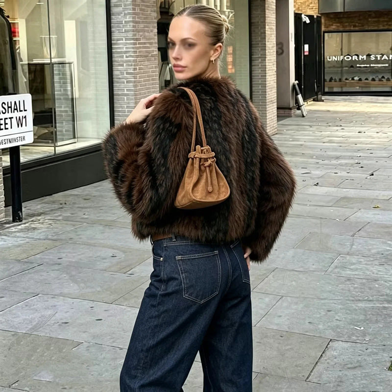 Damen kurzer Kunstfell-Blouson mit kontrastierten Streifen, Boxy-Cut und rundem Ausschnitt – Célinea