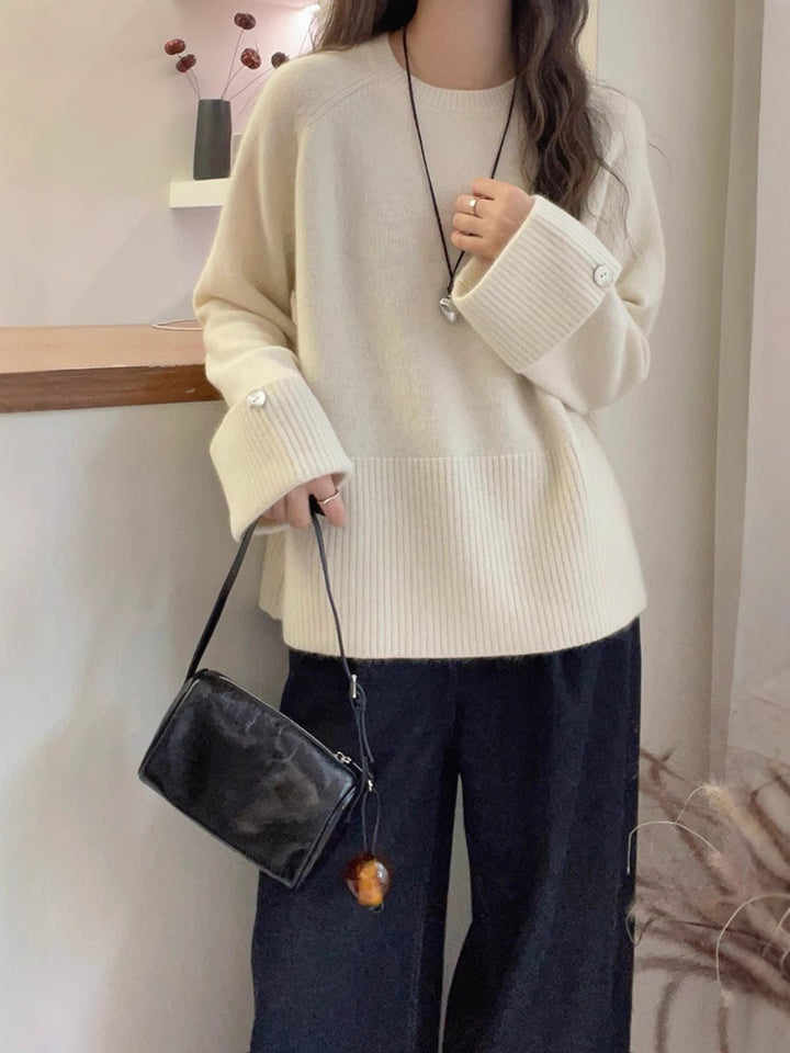 Damen Oversize‑Feinstrickpullover mit breitem Rippbund, extraweiten Ärmelabschlüssen und Zierknopf Echoarchiv