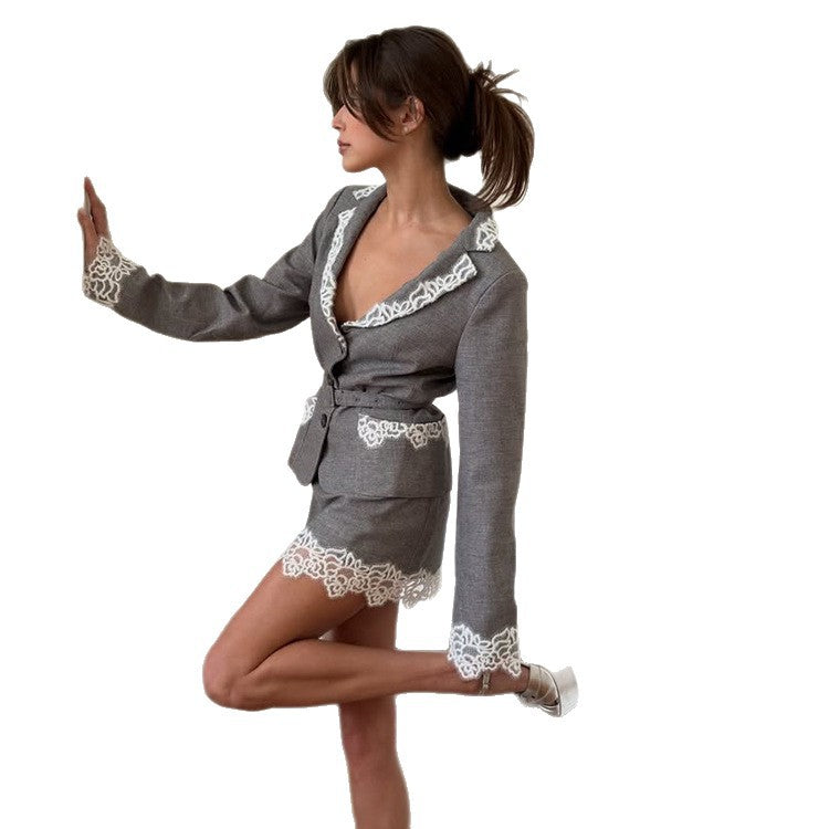 Damen Tailliertes Blazer-Set mit Spitzenbesatz, Taillengürtel & Minirock Echoarchiv