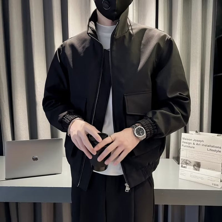 Herren Leichte Tech-Bomberjacke mit Stehkragen, großer Klappbrusttasche und elastischem Saum Echoarchiv