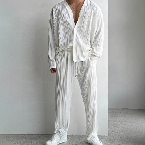 Herren lässiges Set aus gestreifter Hemdbluse und bequemen Hosen Echoarchiv