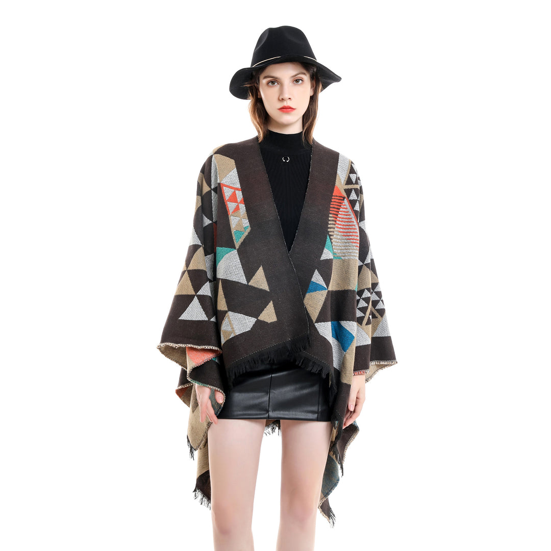 Damen Oversize-Ruana im Jacquard-Wickelstil mit dreieckigem Muster und Fransensaum – Avérine