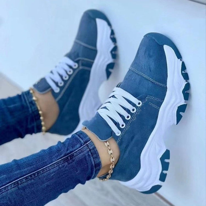 Damen Plateau-Sneaker mit markanter Profilsohle und Kontrastnähten Echoarchiv