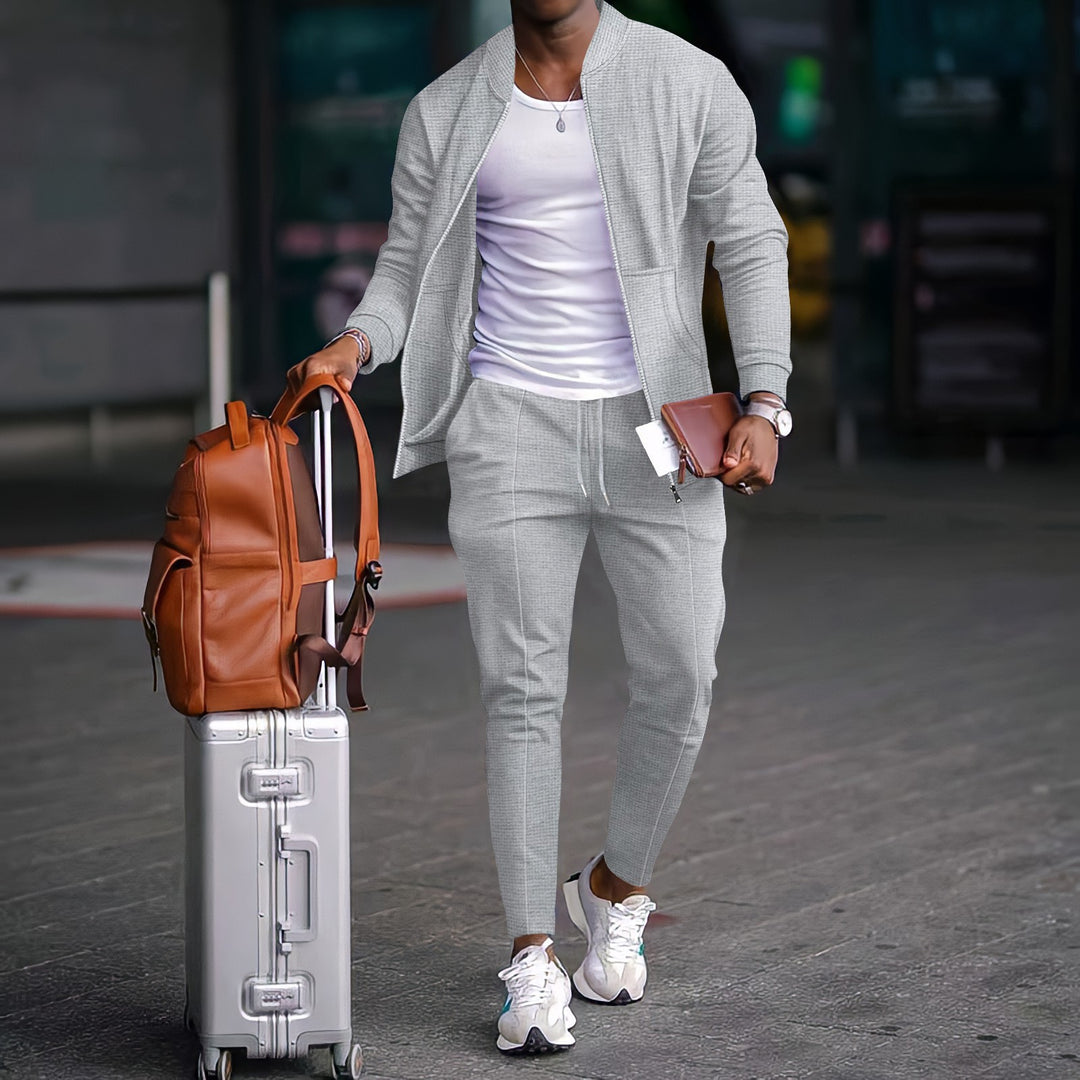 Herren sportlicher Reiseanzug mit lässigem Schnitt und praktischen Taschen Echoarchiv
