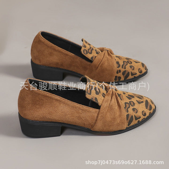 Damen Veloursleder-Loafer mit goldener Kettenapplikation und kleinem Blockabsatz – Lioré