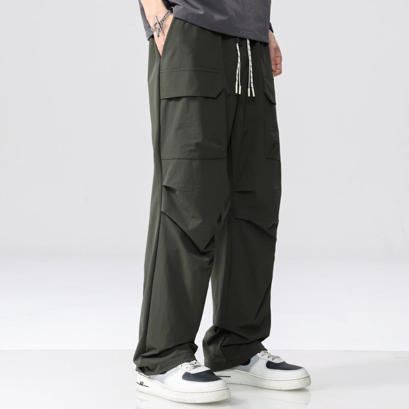 Herren Oversize-Cargohose aus leichtem Funktionsstoff mit Kordelzugbund und Mehrfachtaschen Echoarchiv