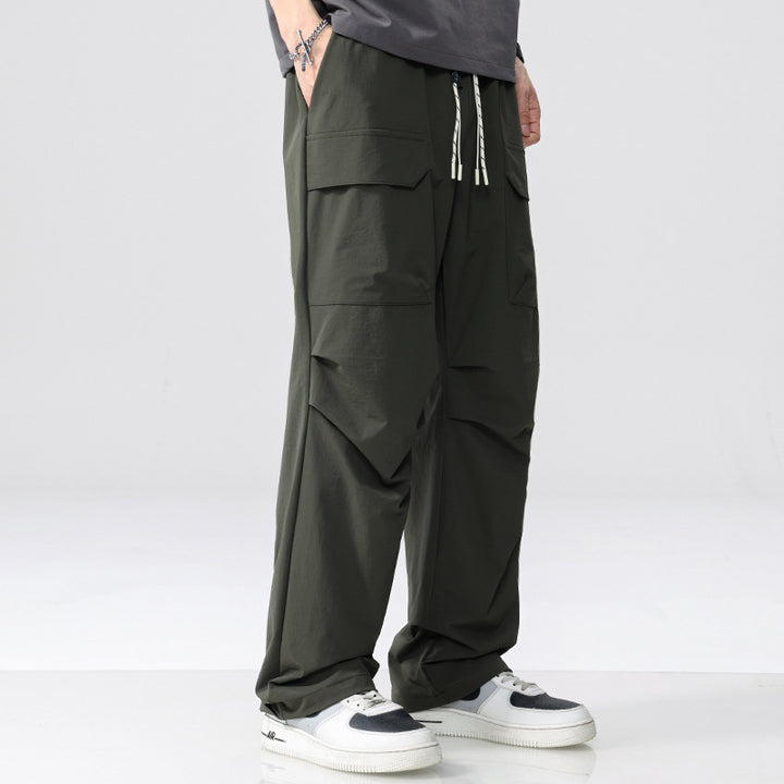 Herren Oversize-Cargohose aus leichtem Funktionsstoff mit Kordelzugbund und Mehrfachtaschen Echoarchiv