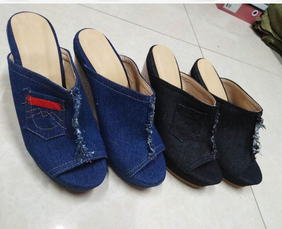 Damen nan Jeans-Pantolette mit offener Zehenpartie, fransigem Saum und Bastkeilabsatz Echo Archiv