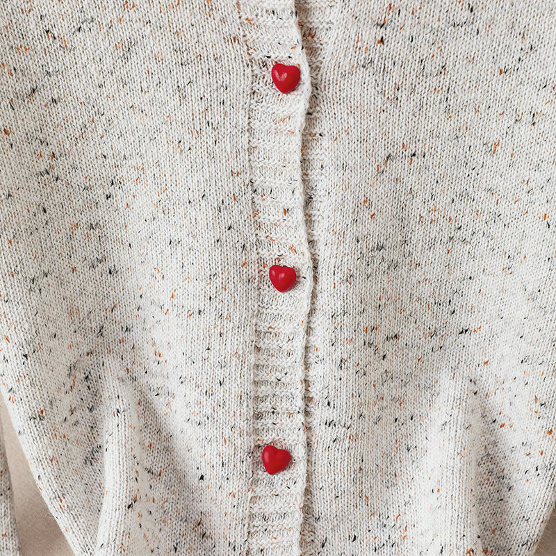 Damen Gesprenkelte Strickjacke mit Kontrastkanten und Herzknöpfen Echoarchiv