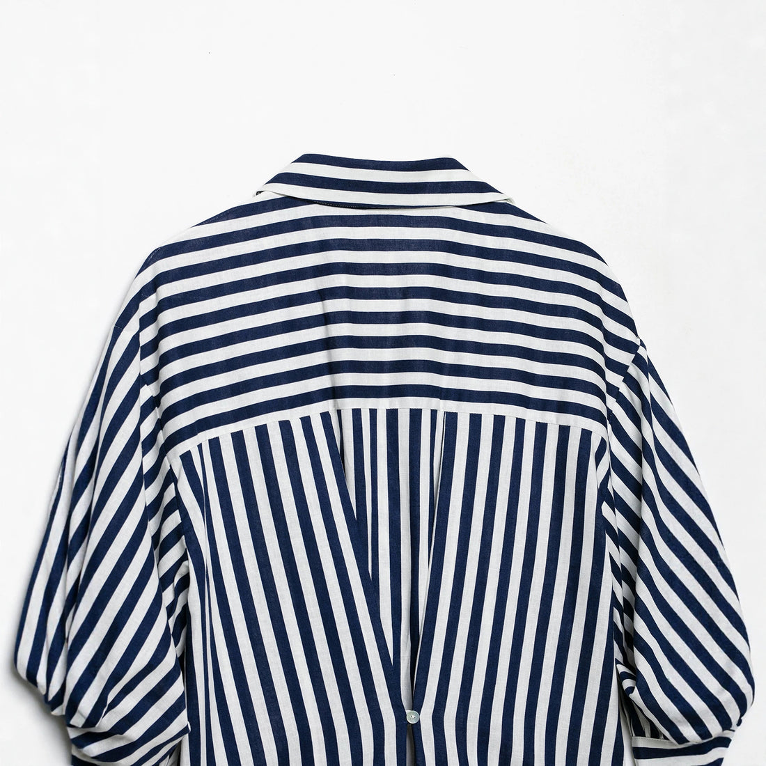 Damen Oversized Hemdbluse mit maritimem Nadelstreifen und dreiviertellangen Ballonärmeln Echoarchiv