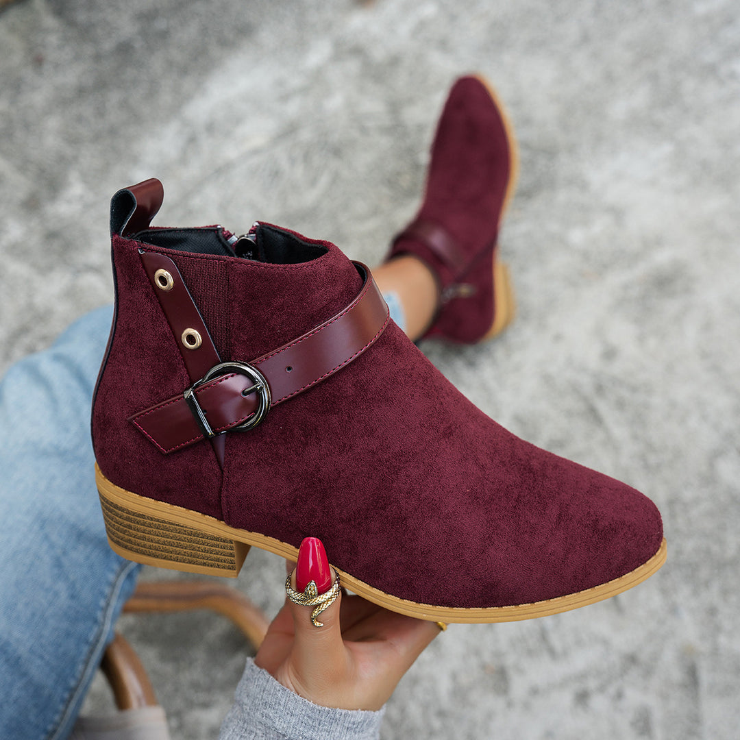 Damen Kurzschaft-Stiefelette aus Wildlederoptik mit seitlichem Reißverschluss und Ziergurt – Varelle