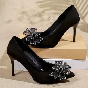 Damen Spitz zulaufende Samt‑Pumps mit schmalem Stiletto, dekorativer Schleifen‑Applikation und Komfortinnensohle – Lioré