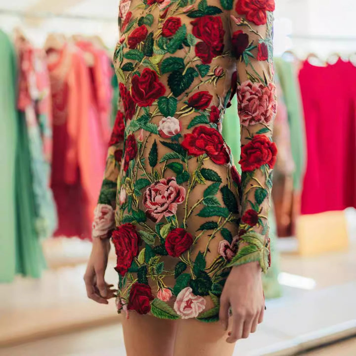 Damen Körpernahes Kleid mit exquisiter handgestickter Rosenapplikation und langen Ärmeln Echo Archiv