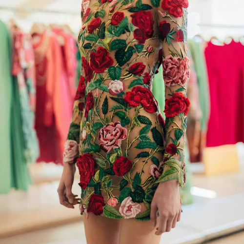 Damen Körpernahes Kleid mit exquisiter handgestickter Rosenapplikation und langen Ärmeln Echo Archiv