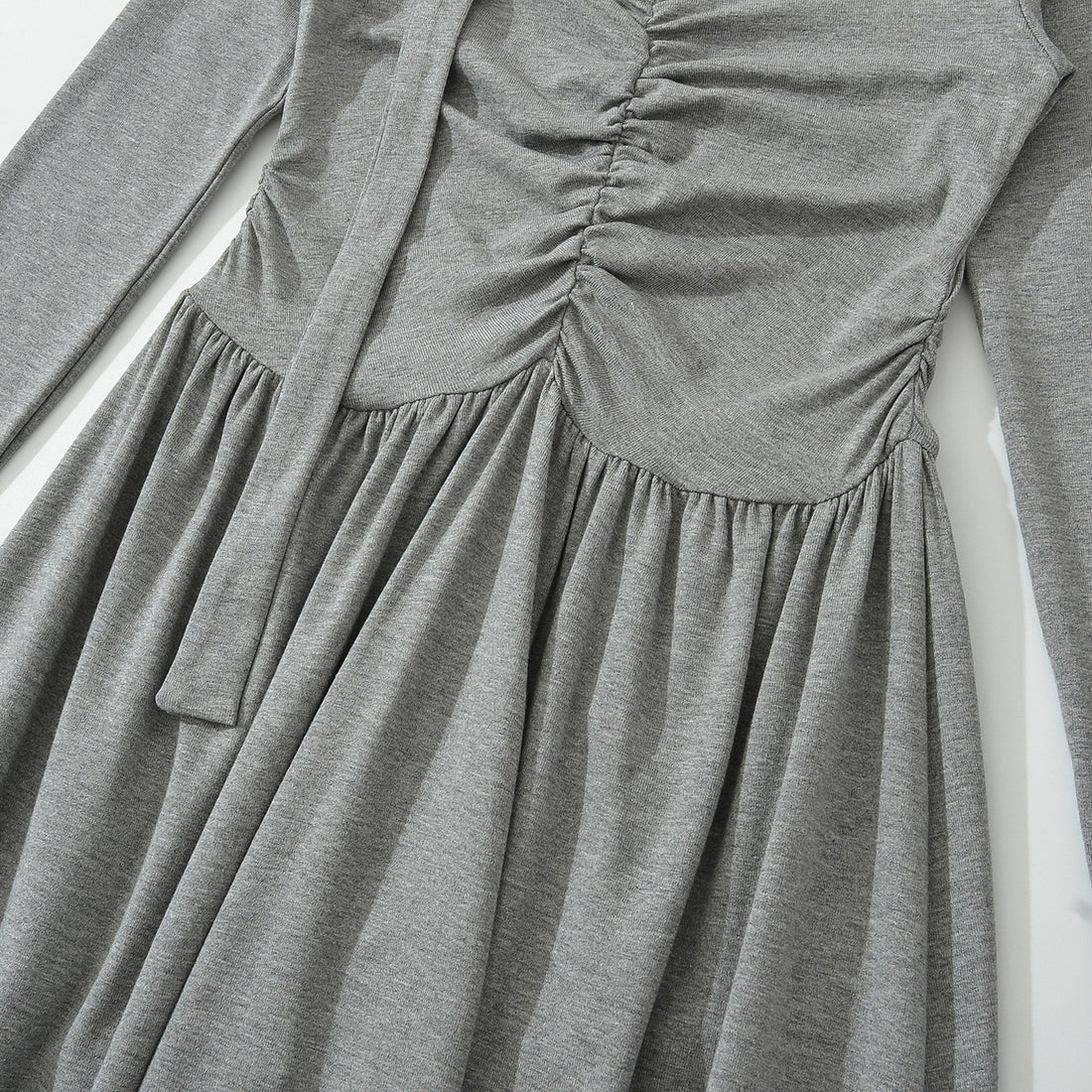 Damen Langes Jersey-Maxikleid mit Raffung, V-Ausschnitt und Bindeschal Echoarchiv