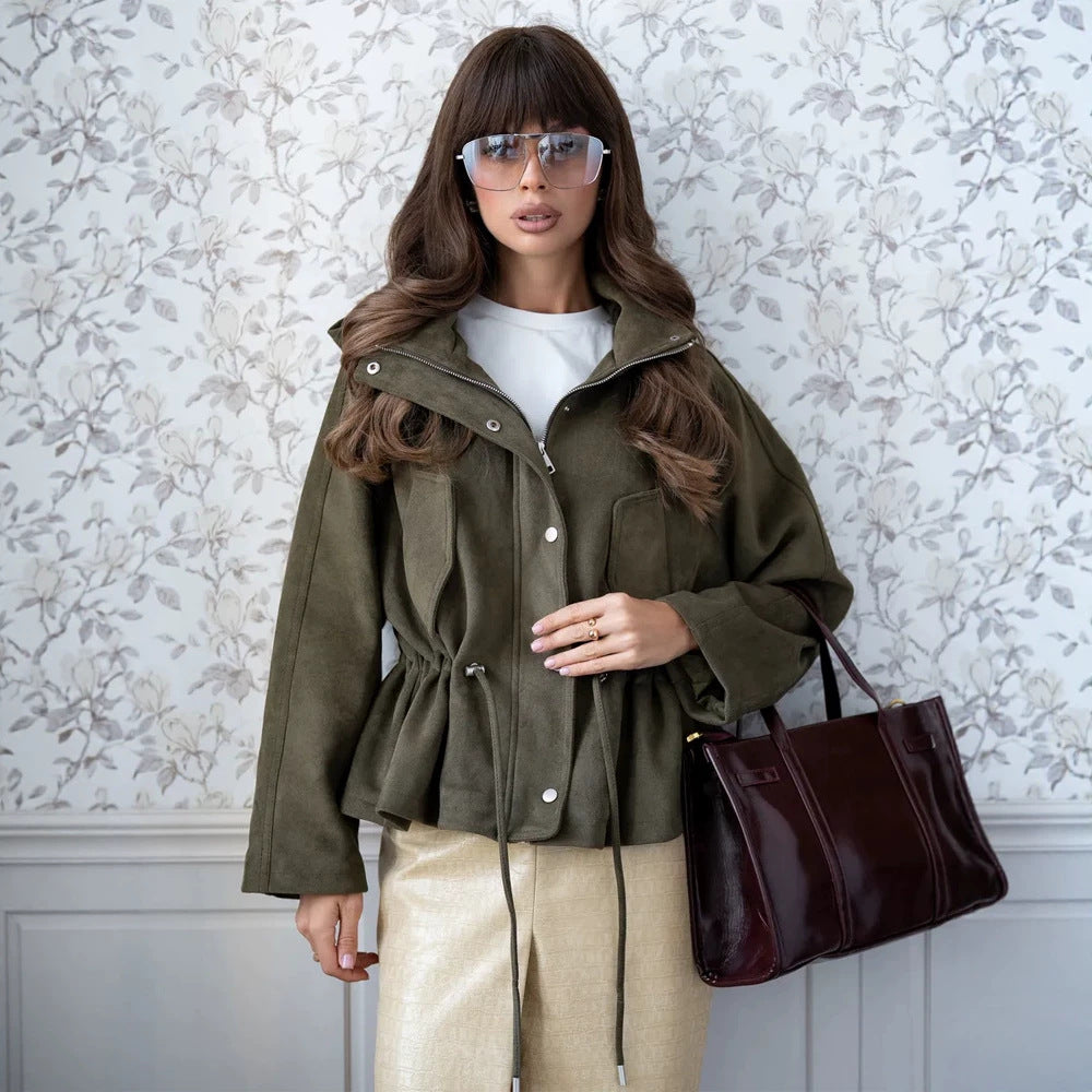 Damen Kurzblouson aus Veloursleder-Optik mit Kapuze, Tunnelzug‑Taillierung und Pattentaschen Echoarchiv