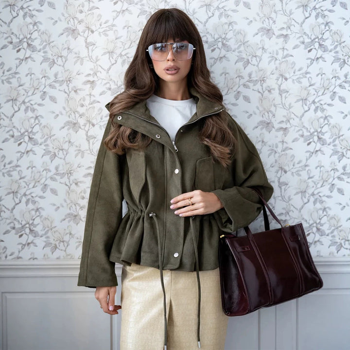 Damen Kurzblouson aus Veloursleder-Optik mit Kapuze, Tunnelzug‑Taillierung und Pattentaschen Echoarchiv