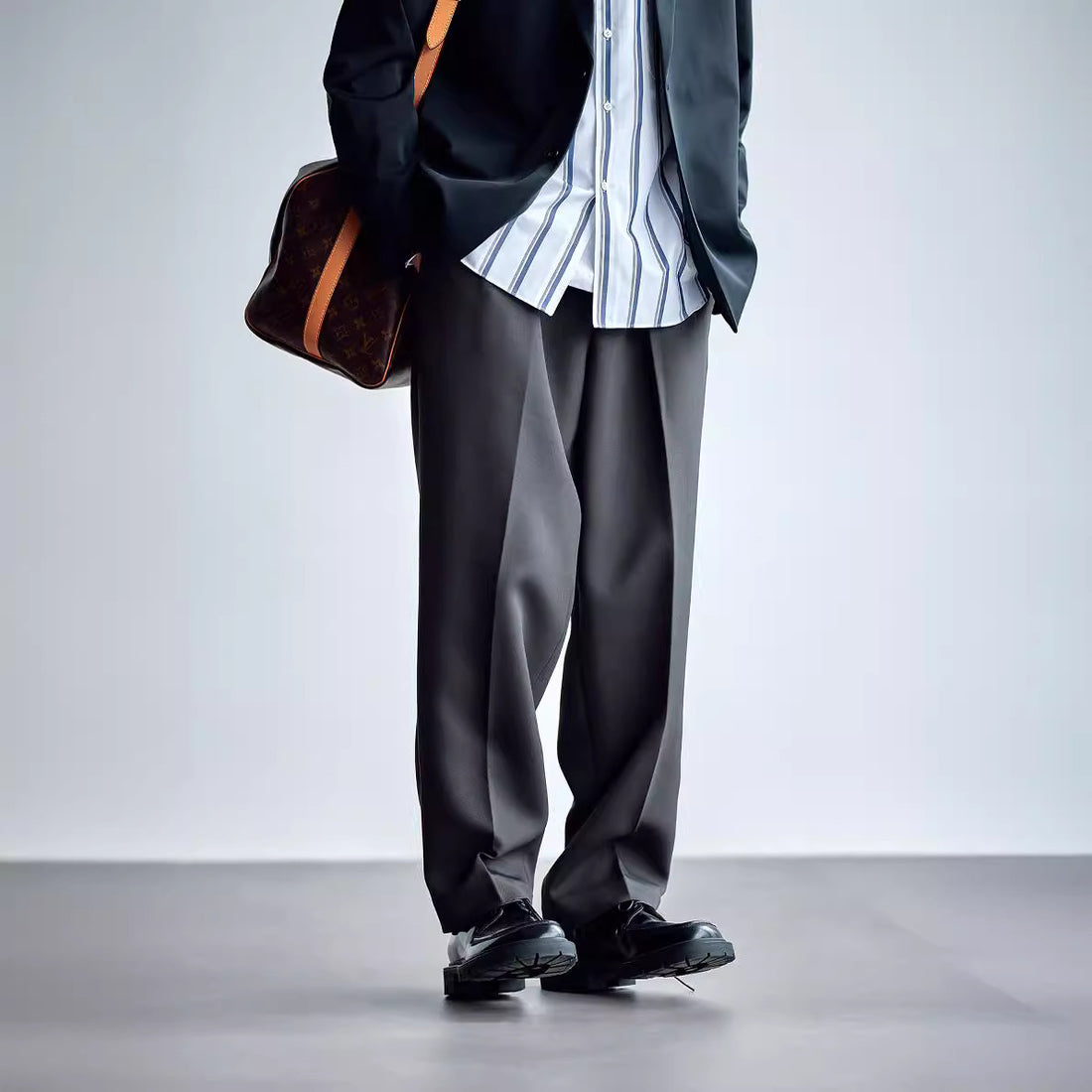 Herren Weite Chino-Hose mit Bundfalten und lockerem Schnitt Echoarchiv