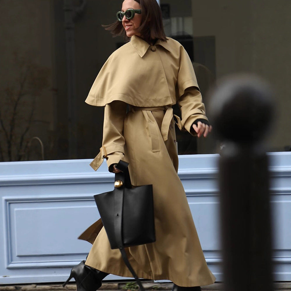 Damen Langer Trenchcoat mit Capelet, Taillengürtel und Raglanärmeln Echoarchiv