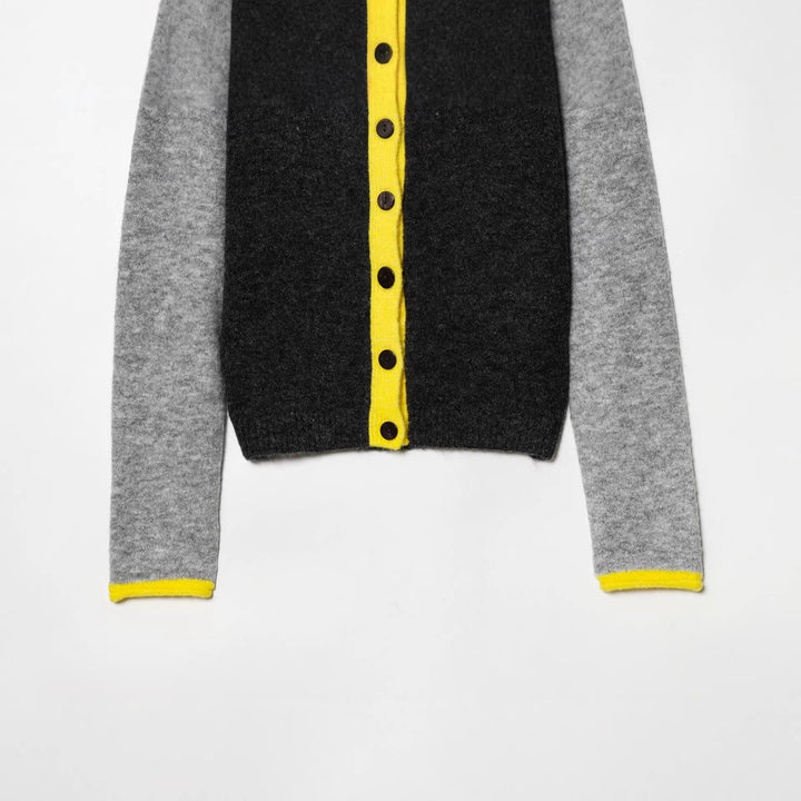 Damen kurze zweifarbige Wollcardigan mit kontrastierter Knopfleiste geripptem Saum und Hornknöpfen – Veloura