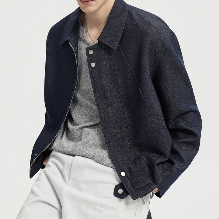Herren Boxy-Jeansjacke im Minimalstil mit Hemdkragen und verdeckter Druckknopfblende Echoarchiv