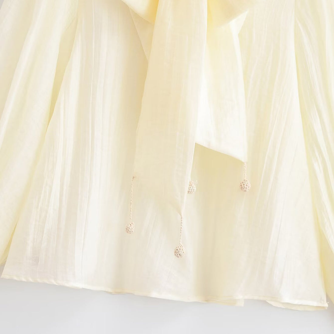 Damen Elegante Chiffonbluse mit Schleifenkragen, Plissee-Detail und Ballonärmeln Echoarchiv