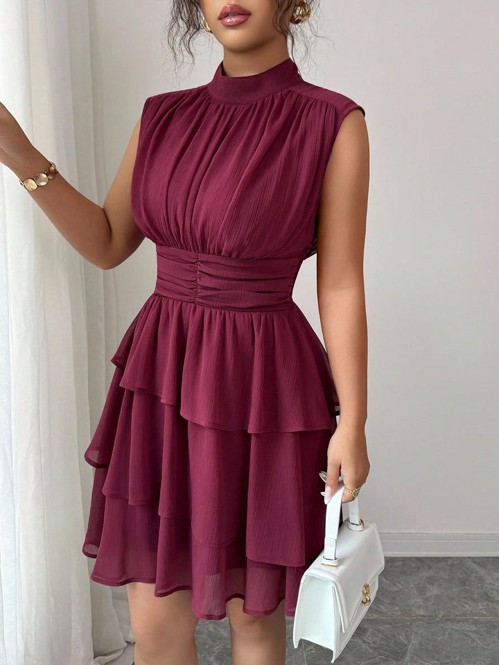 Damen Ärmelloses Chiffon-Stufenkleid mit Stehkragen und taillierter Raffung – Élara