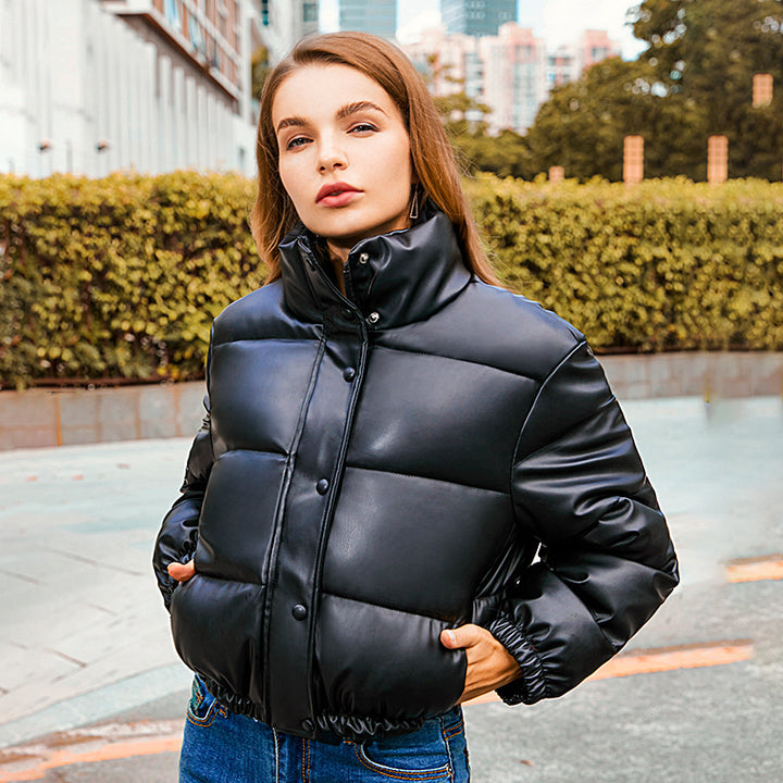 Damen nan kurze taillierte Steppjacke aus veganem Leder mit hohem Stehkragen und elastischem Saum Echo Archiv