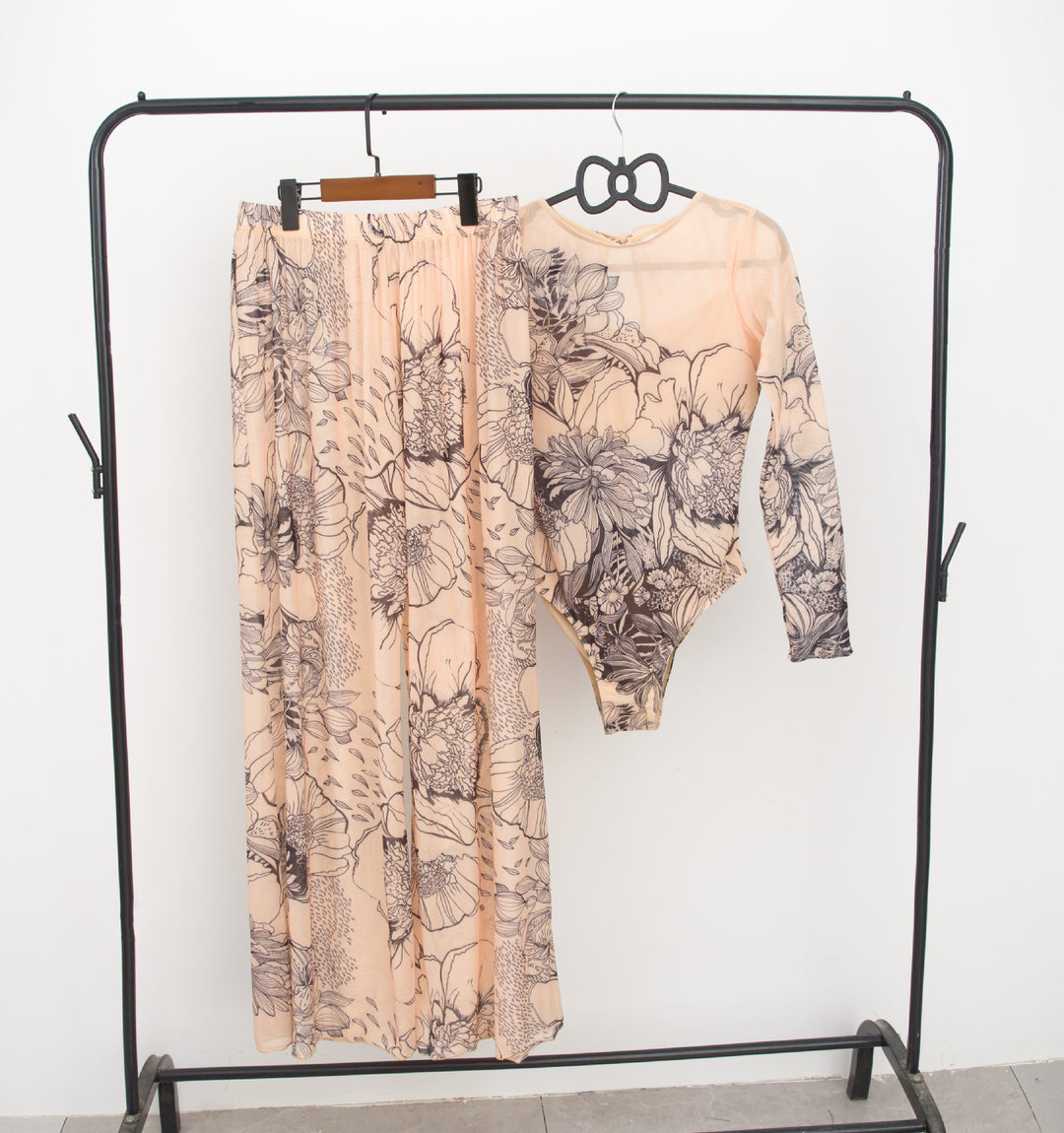Damen modisches Badeoutfit mit langärmeligen Oberteil und lässigen Pants Echo Archiv