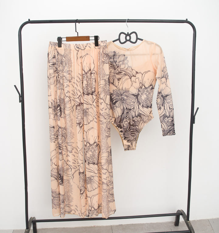 Damen modisches Badeoutfit mit langärmeligen Oberteil und lässigen Pants Echo Archiv