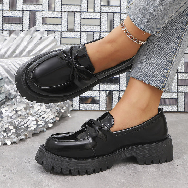 Damen  glänzende Plateau-Loafer mit übergroßer Schleifenapplikation und profilierter Gummisohle Echo Archiv