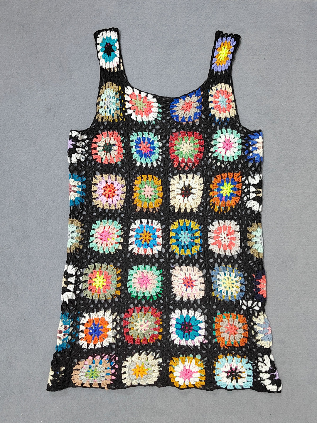 Damen luftiges Häkelkleid mit buntem Granny-Quadrat-Muster Echo Archiv