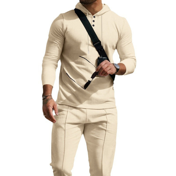 Herren nan schlank geschnittenes Kapuzenshirt mit Henley-Knopfleiste und konisch zulaufender Chino-Hose Set Echo Archiv