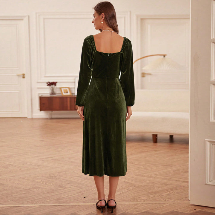 Damen elegantes Samt-Midikleid mit quadratischem Ausschnitt, geraffter Brustpartie und ballonartigen Ärmelabschlüssen – Élara