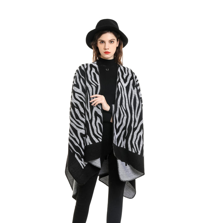 Damen Zebra‑Jacquard Poncho‑Cape im Oversize‑Kimono‑Fall aus weichem Feinstrick Echo Archiv