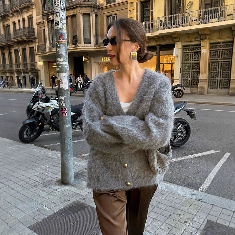 Damen Flauschige Mohair‑Optik Oversize‑Strickjacke mit V‑Ausschnitt und goldenen Zierknöpfen Echoarchiv