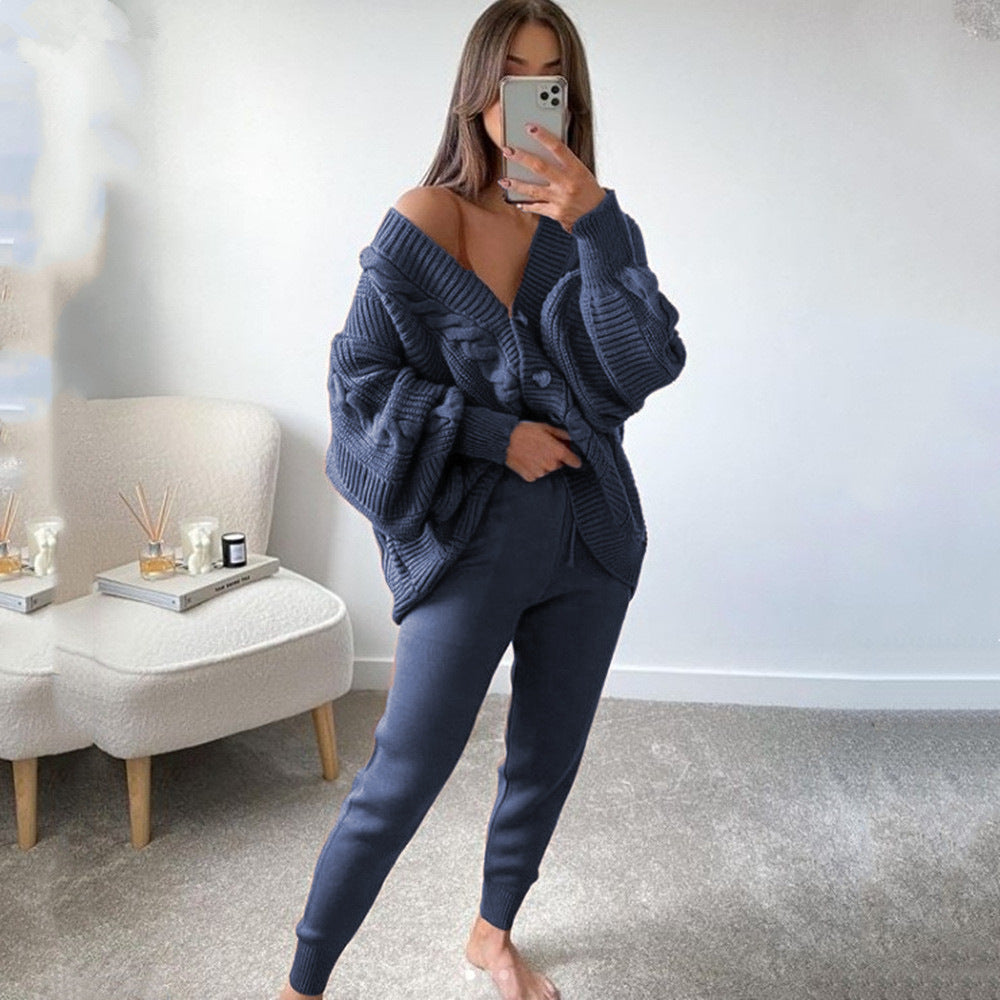 Damen nan kuscheliges Oversize Strickset bestehend aus Zopfmuster Cardigan und taillierter Strick-Jogginghose Echo Archiv