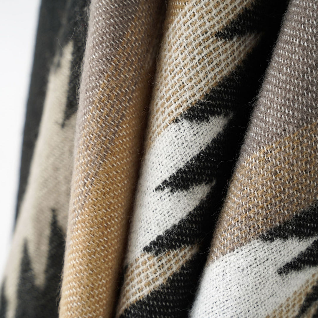 Damen Wolloptik-Ruana mit grafischem Ethno-Jacquard und dekorativer Kettelnaht – Avérine