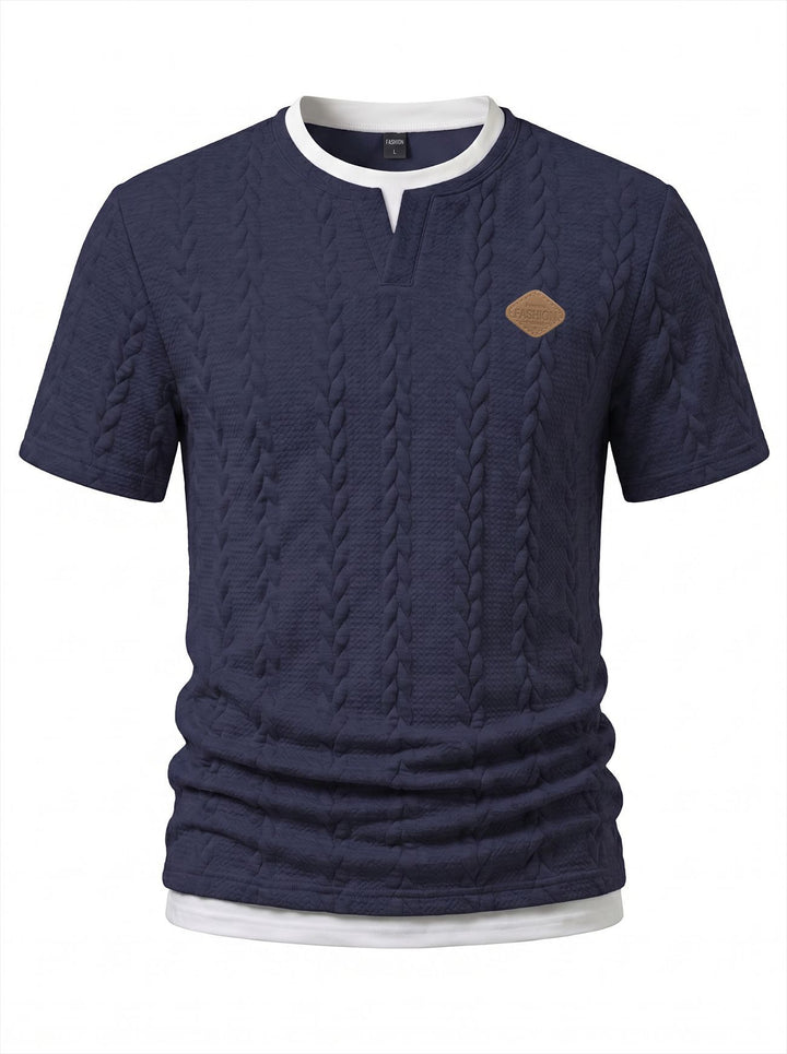 Herren nan texturiertes Kurzarmshirt mit geprägter Zopfstruktur, V‑Einsatz am Rundhals und Lagenlook Echo Archiv