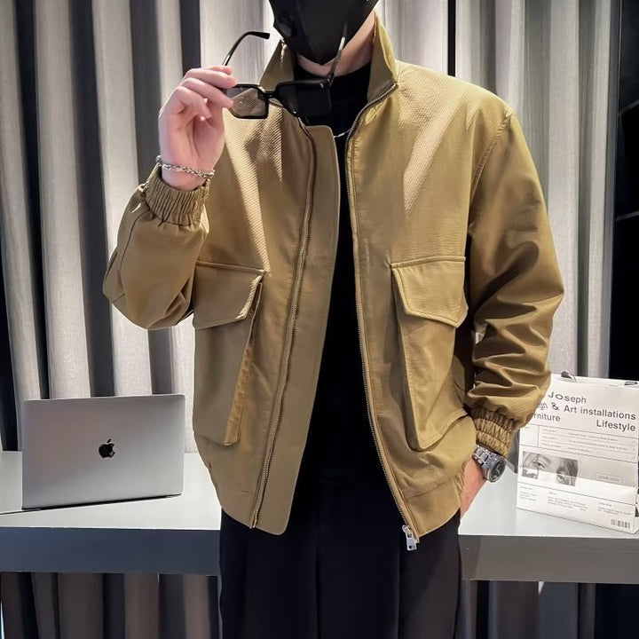 Herren Leichte Tech-Bomberjacke mit Stehkragen, großer Klappbrusttasche und elastischem Saum Echoarchiv