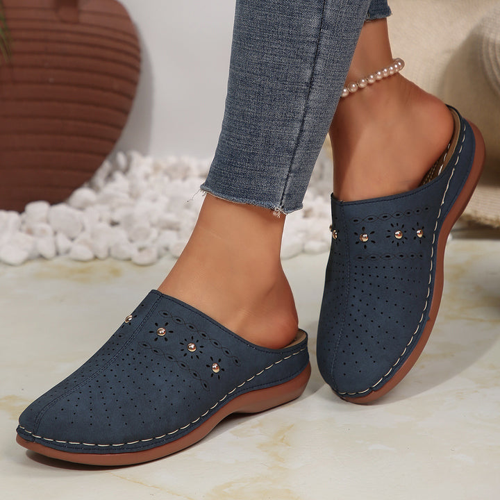 Damen  gepolsterte Mule-Pantoletten mit feiner Laserperforation, dekorativen Nieten und ergonomischer Memory-Innensohle Echo Archiv