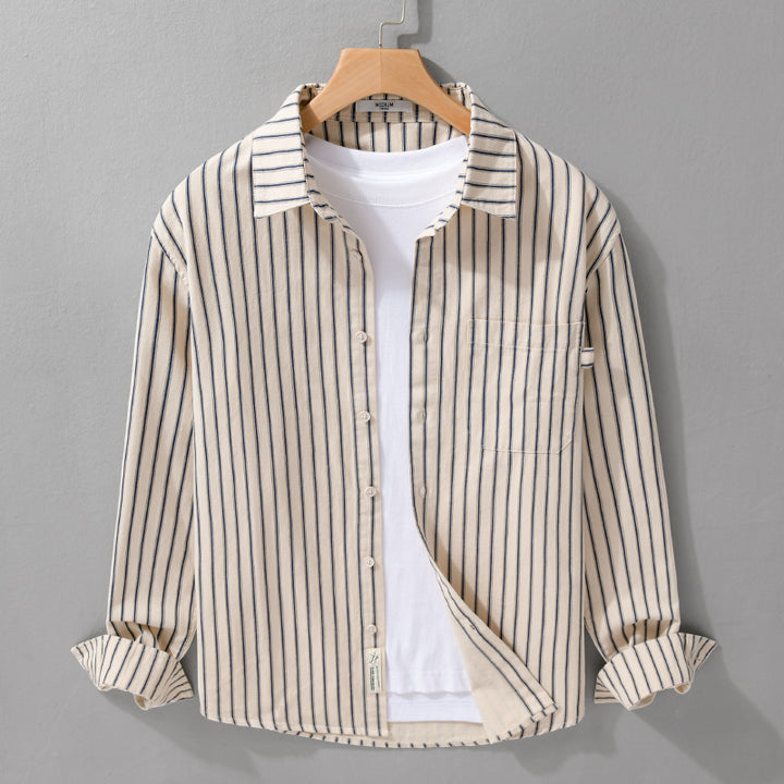 Herren Leichtes Baumwoll-Relaxed-Hemd mit vertikaler Double‑Stripe, Kentkragen und aufgesetzter Brusttasche Echoarchiv