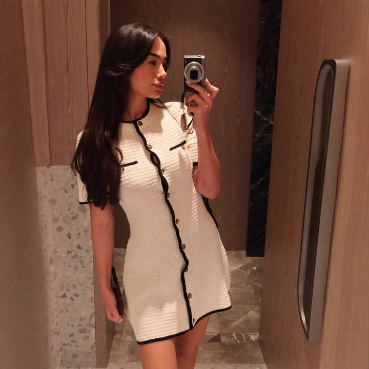 Damen modisches Shirtkleid aus strukturiertem Material mit kontrastierenden Details Echo Archiv